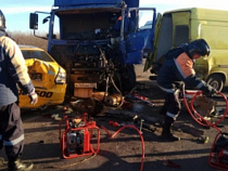 Сотрудники МЧС спасли пострадавшего после столкновения пяти машин