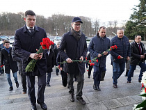 Алиханов возложил цветы к мемориалу советским воинам в Берлине