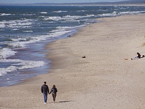 В Калининградской области из-под воды поднимается новый пляж