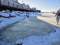 В Зеленоградске нашли наледь странного цвета