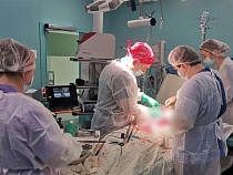 В онкоцентре 66-летнему мужчине удалили редкую опухоль кишки