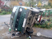 Появилось видео опрокинувшегося микроавтобуса на Двинской (карта)