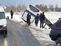 Под Черняховском рейсовый автобус с пассажирами опрокинулся в кювет