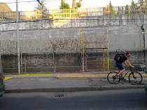 Железная дорога заштукатурила большие граффити на улице Киевской