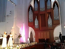 Участник шоу «Голос» Илья Хвостов исполнил для выпускников песню Земфиры