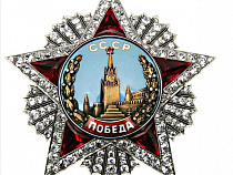 Орден Победы увенчает колонну в центре Калининграда
