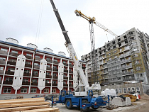 В Калининграде плохая погода помешала возведению крыши на Доме ветеранов