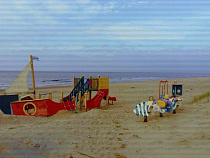 На пляже в Янтарном установили б/у детскую площадку