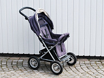 Бомж украла детскую коляску для того, чтобы возить в ней металлолом