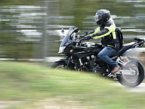 На День ВМФ байкер неудачно догнал «Мерседес»