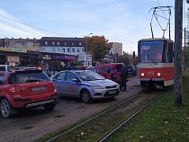 Военные перекрыли путь трамваю (фото)