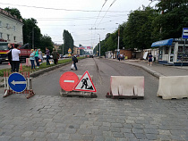 Тротуары у Южного вокзала Калининграда ремонтируются с отставанием