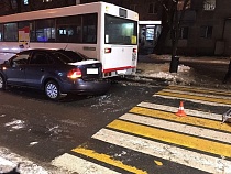 На улице Невского «Фольксваген» сбил подростка и врезался в автобус