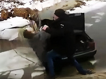 В Калининградской области водитель забил пьяного за то, что тот загнал его БМВ в кювет (видео)