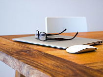 Камеры и следы обуви помогли вычислить мужчину, укравшего ноутбук у врача