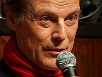 Генконсул ФРГ ездит по Калининграду на велосипеде и в алом шарфе