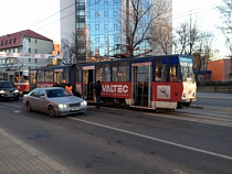 В центре Калининграда загорелся трамвай