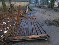 Фотофакт: в Калининграде поваленные заборы могут лежать неделями