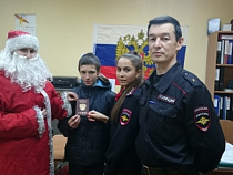 «Полицейский Дед Мороз» побывал с калининградскими подростками на катке и в театре