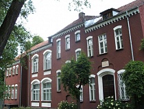 Калининградскому дендропарку подарили новые скамейки