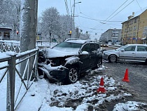 В Калининграде «Рено» поехал на красный и врезался в «Шкоду»
