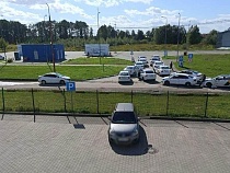 Таксисты стоят в очереди за газовым топливом в Калининграде