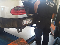 Россиянин запихал в бампер, пороги и бак машины 1064 пачки сигарет