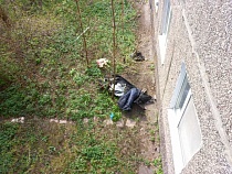 В Калининграде под окнами жилого дома полдня пролежала мёртвая женщина