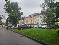 День знаний: родители запарковали весь газон у гимназии №22 в Калининграде (фото)