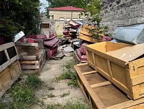 В центре Гусева туристы нашли брошенные гробы