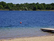 Туристы кучно загадили берега озера под Янтарным