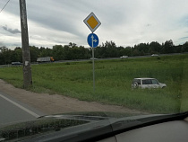 На выезде из Калининграда джип вылетел в кювет (фото)*