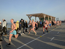 17 мужчин в одних плавках пробежали по променаду в Зеленоградске