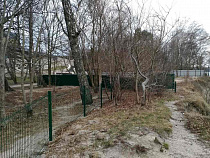 Напротив «Янтарь холла» в Светлогорске огородили участок под лифт на променад