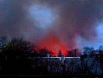 "Район оцепили, были слышны взрывы": на Советском проспекте, у 43-й школы, сгорела мебельная фабрика