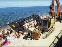 Зеленоградск: экскаваторы едва не передавили загорающих на пляже людей