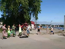 Теперь на Балтийской косе туристов встречают песней и танцем (видео)