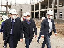 Алиханов проинспектировал возобновление строительства онкоцентра