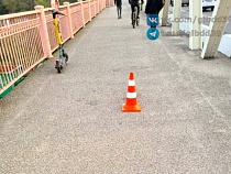 На оранжевом мосту в Калининграде электросамокатчик сбил женщину