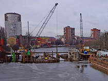 На Высоком мосту ставят основания для подъёмных механизмов