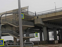 Второй эстакадный мост закрыли для сквозного движения пешеходов