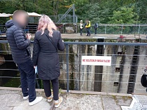 Девушки на глазах у туристов ухнули в немецкую бездну под Калининградом