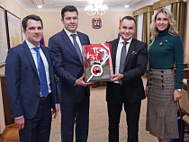 Coca-Cola подарила Антону Алиханову мяч с игры Англия – Бельгия на ЧМ-2018