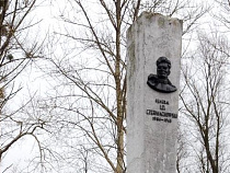 Калининградцы возложили живые цветы к месту гибели Ивана Черняховского 