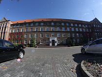 Медведев сокращает госслужащих на 10%