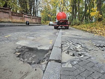 В Калининграде из провала на дороге хлынул кипяток