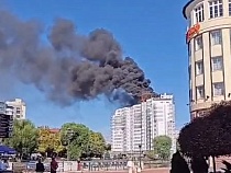 В центре Калининграда внезапно вспыхнуло высотное здание