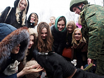 Участницы "Мисс Россия - 2014" выступили в воинской части