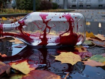 В Калининграде девушка бутылкой довела мужчину до крови