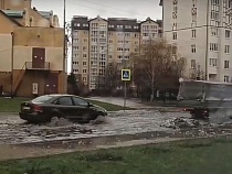 В Зеленоградске по новой дороге снова поплыли автомобили